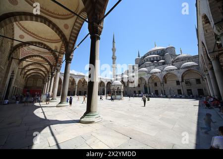 ISTANBUL – 3. JUL: Menschen in der Sultanahmet-Moschee (Blaue Moschee) vor dem Hagia Sophia Museum in Istanbul am 3. Juli 2012 in Istanbul, Türkei. Stockfoto