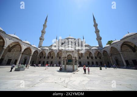 ISTANBUL – 3. JUL: Sultanahmet-Moschee (Blaue Moschee) vor dem Hagia Sophia Museum in Istanbul am 3. Juli 2012 in Istanbul, Türkei. Stockfoto