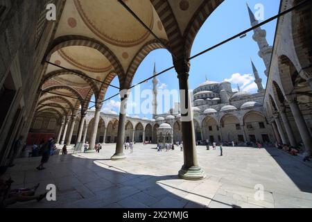 ISTANBUL – 3. JUL: Platz in der Sultanahmet-Moschee (Blaue Moschee) vor dem Hagia Sophia Museum in Istanbul am 3. Juli 2012 in Istanbul, Türkei. Stockfoto