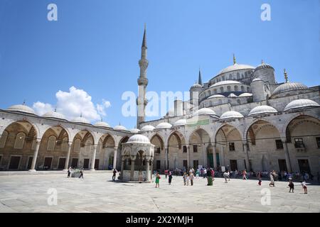 ISTANBUL – 3. JUL: Zentrum des Platzes in der Sultanahmet-Moschee (Blaue Moschee) vor dem Hagia Sophia Museum in Istanbul am 3. Juli 2012 in Istanbul, Türkei. Stockfoto