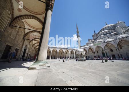 ISTANBUL – 3. JUL: Menschen in der Sultanahmet-Moschee (Blaue Moschee) vor dem Hagia Sophia Museum in Istanbul am 3. Juli 2012 in Istanbul, Türkei. Stockfoto