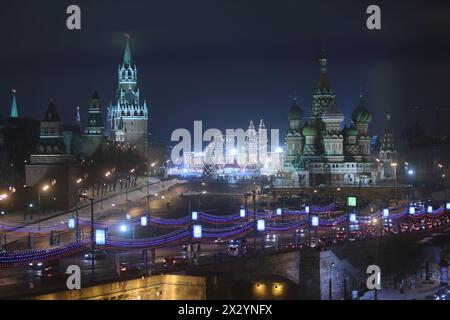 MOSKAU - 6. Dezember: Nachtblick auf den Roten Platz, den Kreml und die Basilius-Kathedrale am 6. Dezember 2012 in Moskau, Russland. Stockfoto