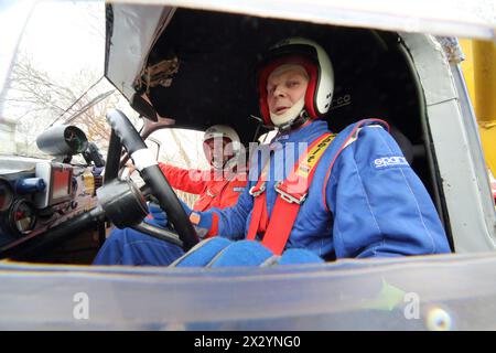 MOSKAU - 21. April 2012: Die Crew eines Sportwagens in blauen Overalls auf der Rally Masters Show in Moskau, Russland Stockfoto