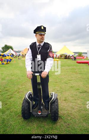 Wachmann auf Segway beim Festival im Park Stockfoto