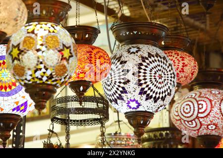 Wunderschöne Lichter hängen im Zelt des Händlers auf dem zentralasiatischen Markt. Stockfoto