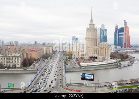 MOSKAU - 14. NOVEMBER: Hotel Ukraine und Moskau City Business Complex, am 14. November 2012 in Moskau, Russland. 25 Gebäude, die in Moskau-Stadt gebaut wurden Stockfoto