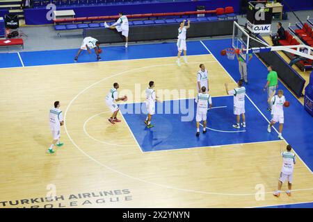MOSKAU - 29. SEP: Das Team Zalgiris (Litauen) trainiert am 29. September 2012 in Moskau vor dem Turnier um den Pokal Gomelsky im Sportzentrum CSKA. Stockfoto