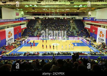 MOSKAU – 29. September: Zalgiris (Litauen, in weiß) und CSKA Moskau (Russland, in rot) bereiten sich auf das Turnier für den Pokal Gomelsky in CSKA vor Stockfoto