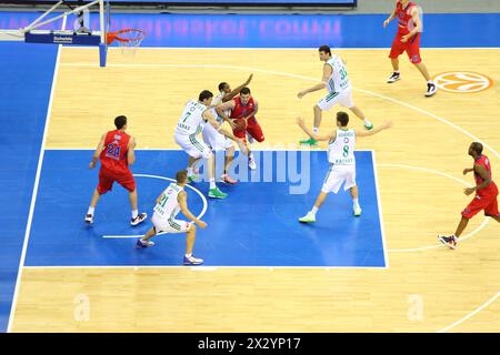 MOSKAU – 29. September: Zalgiris (Litauen, in weiß) und CSKA Moskau (Russland, in rot) spielen Basketball im Turnier um den Pokal Gomelsky in CSKA sp Stockfoto