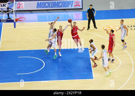 MOSKAU – 29. September: Sportler aus Zalgiris (Litauen, in weiß) und CSKA Moskau (Russland, in rot) spielen Basketball im Turnier um den Pokal Gome Stockfoto