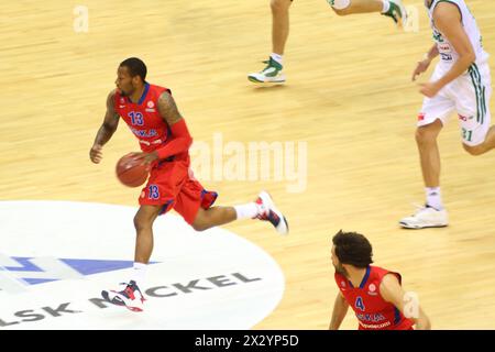 MOSKAU – 29. September: Sportler von CSKA Moskau (Russland, in rot) Teams dribbeln Basketballspiel im Turnier um den Pokal Gomelsky im CSKA Sportzentrum Stockfoto