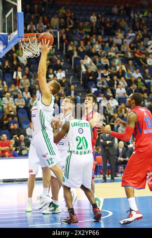 MOSKAU – 29. SEP: Sportler aus Zalgiris (Litauen, in weiß) werfen beim Turnier um den Pokal Gomelsky in CSKA spor den Ball in den Basketballkorb Stockfoto