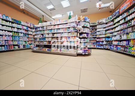 MOSKAU - 8. Dezember: Abteilung für chemische Haushaltswaren und Parfümerieprodukte im Supermarkt Bahetle, 8. Dezember 2012, Moskau, Russland. Derzeit komp Stockfoto