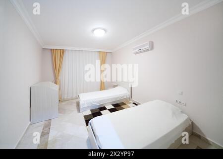 ALANYA - 4. JULI: Schlafzimmer im Wohnkomplex My Marine Residence in Alanya, Türkei, am 4. Juli 2012. Wohnkomplex My Marine Residence gebaut Stockfoto