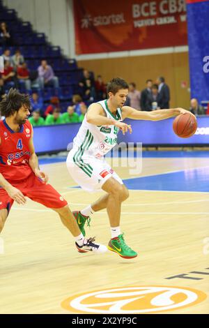MOSKAU - 29. September: Sportler aus Zalgiris (Litauen, in weiß), Team mit Basketball im Turnier um den Pokal Gomelsky im CSKA Sportzentrum, am September Stockfoto