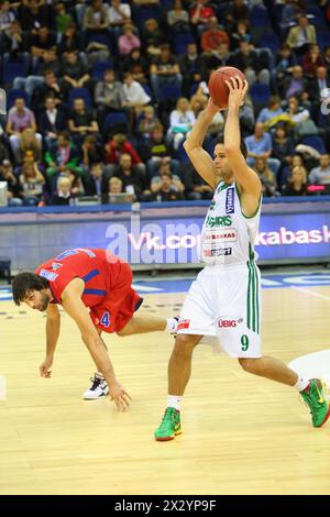 MOSKAU – 29. September: Sportler aus Zalgiris (Litauen, in weiß) bereitet sich darauf vor, Basketball im Turnier um den Pokal Gomelsky in CSKA Sports c zu werfen Stockfoto