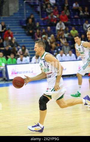 MOSKAU – 29. September: Sportler aus Zalgiris (Litauen, in weiß) spielt Basketball im Turnier um den Pokal Gomelsky im CSKA Sportzentrum, am September Stockfoto