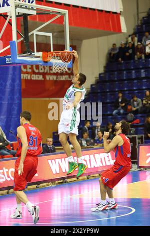 MOSKAU – 29. September: Athlet aus Zalgiris (Litauen, in weiß) wirft beim Turnier um den Pokal Gomelsky im CSKA-Sport Ball in den Basketballkorb Stockfoto