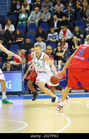 MOSKAU – 29. September: Sportler aus Zalgiris (Litauen, in weiß) und CSKA Moskau (Russland, in rot) kämpfen um Basketball im Turnier um den Pokal Stockfoto