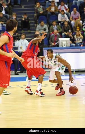 MOSKAU – 29. September: Sportler aus Zalgiris (Litauen, in weiß) und CSKA Moskau (Russland, in rot) spielen Basketball im Turnier um den Pokal Gome Stockfoto
