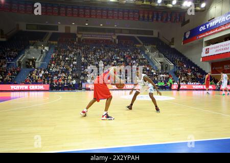MOSKAU - 29. September: Sportler aus Zalgiris (Litauen, in weiß) posiert im Block für CSKA Moskau (Russland, in rot) Sportler im Basketball im Turnier f Stockfoto