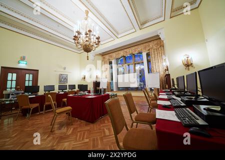 MOSKAU - 15. November: Konferenzsaal Orlikov im Hotel Hilton Leningradskaya, 15. November 2012, Moskau, Russland. Der Saal hat eine Fläche von 67 m2 und bietet Platz für Personen Stockfoto