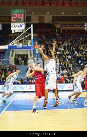 MOSKAU – 29. September: Männer aus Zalgiris (Litauen, weiß) und CSKA Moskau (Russland, rot) spielen Basketball im Turnier um den Pokal Gomelsky i. Stockfoto