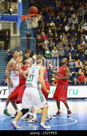 MOSKAU – 29. September: Männer aus Zalgiris (Litauen, in weiß) und CSKA Moskau (Russland, in rot) spielen Basketball in der Nähe von Basketball im Turnier um den Pokal Stockfoto