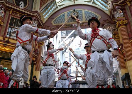 London, Großbritannien, 23. April 2024. Das Ewell St. Mary's Morris Men spielen traditionelle Volkstänze auf dem historischen Leadenhall Market in der City of London am St. George's Day. Quelle: Eleventh Photography/Alamy Live News Stockfoto