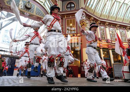 London, Großbritannien, 23. April 2024. Das Ewell St. Mary's Morris Men spielen traditionelle Volkstänze auf dem historischen Leadenhall Market in der City of London am St. George's Day. Quelle: Eleventh Photography/Alamy Live News Stockfoto