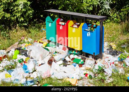 Mülltonnen zur getrennten Abfallsammlung und Abfallsammlung Stockfoto