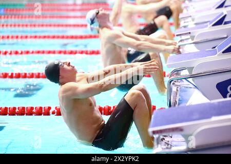 MOSKAU - 20. April: Schwimmer zu Beginn des Springens ins Wasser im Pool bei der Meisterschaft Russlands über Schwimmen im Olympischen Sportkomplex, ON Stockfoto
