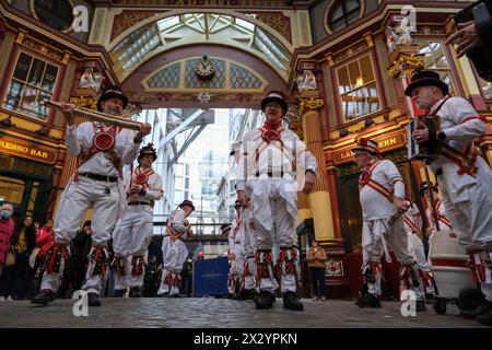 London, Großbritannien, 23. April 2024. Das Ewell St. Mary's Morris Men spielen traditionelle Volkstänze auf dem historischen Leadenhall Market in der City of London am St. George's Day. Quelle: Eleventh Photography/Alamy Live News Stockfoto