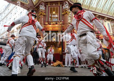 London, Großbritannien, 23. April 2024. Das Ewell St. Mary's Morris Men spielen traditionelle Volkstänze auf dem historischen Leadenhall Market in der City of London am St. George's Day. Quelle: Eleventh Photography/Alamy Live News Stockfoto