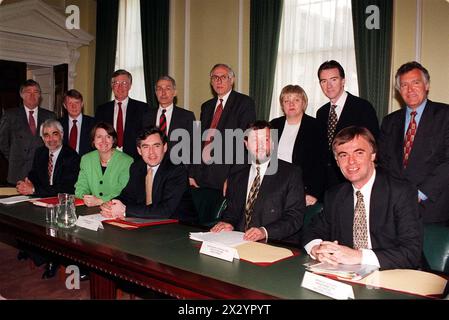 Aktenfoto vom 05/97 der ersten Sitzung des Kabinett-Unterausschusses EA (WW) (Welfare to Work) im Kabinettsbüro in London, (von links nach rechts) Paymaster General, Geoffrey Robinson, Minister des Innenministeriums, Alun Michael, Minister für Umwelt, Michael Meacher, Staatsminister DSS, Frank Field, schottischer Sekretär, Donald Dewar, Nordirischer Staatssekretär, Marjorie Mowlam, Minister ohne Portfolio, Peter Mandelson, Parlamentarischer Unterstaatssekretär im Walisischen Büro, Peter Hain. (Von links nach rechts, vorne) Chefsekretär im Finanzministerium, Alistair Darling, Sozialversicherungsgeheimnis Stockfoto