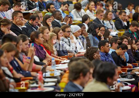 MOSKAU – 20. August: Teilnehmer des Globalen Jugend-zu-Wirtschaft-Forums hören den Redner im Kongresssaal der Moskauer Schule für Management in Skolkowo, August Stockfoto