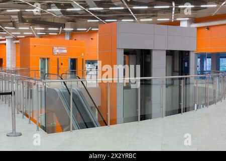 MOSKAU - 3. Oktober: Halle mit Rolltreppe und Aufzug im Pavillon MosExpo am 3. Oktober 2012 in Moskau, Russland. Der jüngste und der große Pavillon im All-- Stockfoto
