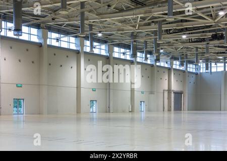 MOSKAU - 3. Oktober: Geräumiger leerer Pavillon MosExpo für eine Autoausstellung mit Toren für ein Auto und Türen für ein Volk am 3. Oktober 2012 in Moskau, Russland. Stockfoto
