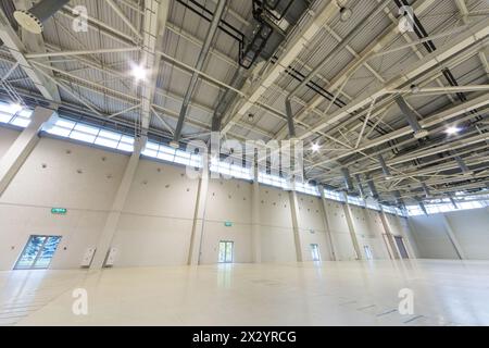 MOSKAU - 3. Oktober: Geräumiger leerer Pavillon MosExpo für eine Autoausstellung mit Toren für ein Auto und Türen für ein Volk am 3. Oktober 2012 in Moskau, Russland. Stockfoto