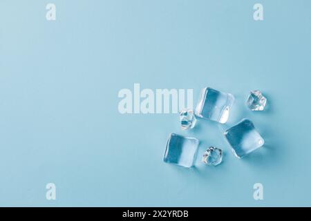 Draufsicht von Eiswürfeln unterschiedlicher Größe auf blauem Hintergrund Stockfoto