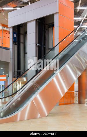 MOSKAU - 3. Oktober: Leere moderne große Halle mit Aufzug und Rolltreppe im Pavillon MosExpo am 3. Oktober 2012 in Moskau, Russland. Der jüngste und der große p Stockfoto