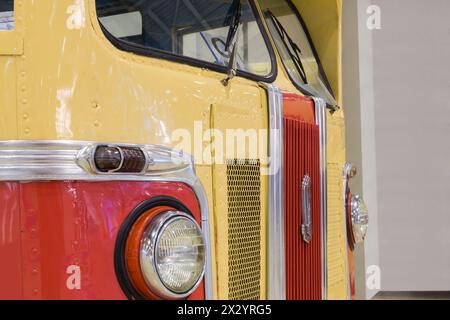 MOSKAU - OKT 3: Vorzeigestück des alten Autos ZIS auf der Ausstellung auf dem zweiten Eurasischen Kongress und der Ausstellung ExpoCityTrans-2012 in der OCE im Pavillo Stockfoto