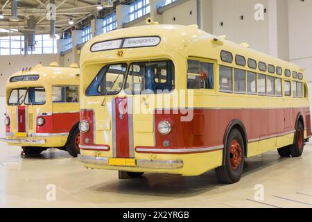 MOSKAU - OKT 3: Vorzeigestück des alten Autos ZIS auf der Ausstellung auf dem zweiten Eurasischen Kongress und der Ausstellung ExpoCityTrans-2012 in der OCE im Pavillo Stockfoto