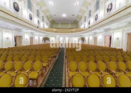 MOSKAU - 4. Oktober 2012: Halle des Moskauer Tschaikowski-Konservatoriums (Blick von der Szene) in Moskau, Russland. Stockfoto