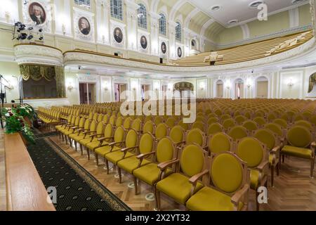 MOSKAU - 4. Oktober 2012: Halle des Moskauer Tschaikowski-Konservatoriums (Blick von der Szene) in Moskau, Russland. Stockfoto