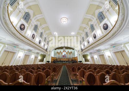 MOSKAU - 4. Oktober: Halle des Moskauer Tschaikowski-Konservatoriums (Blick von der Mitte der Halle) am 4. Oktober 2012 in Moskau, Russland. Stockfoto