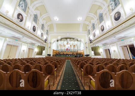 MOSKAU - 4. Oktober: Halle des Moskauer Tschaikowski-Konservatoriums (Blick von der Mitte der Halle) am 4. Oktober 2012 in Moskau, Russland. Stockfoto