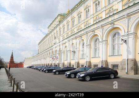 MOSKAU - 24. APRIL: Regierungsautos mit blinkenden Lichtern befinden sich am 24. April 2012 in Moskau in der Nähe des Großkreml-Palastes. Großer Kreml - ist Zeremonie Stockfoto