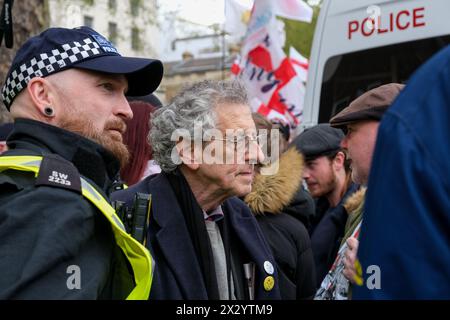 London, Großbritannien, 23. April 2024. In Whitehall fand eine Kundgebung zum St. George's Day statt, teilweise eine Feier – und teilweise Protest –, an der eine große Menge von Patrioten, Fußballfans und anderen teilnahmen, die rote und weiße Fahnen trugen und einige in Kostümen trugen. Quelle: Eleventh Photography/Alamy Live News Stockfoto