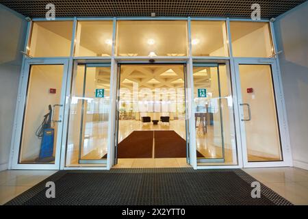 Eingangstür zur Empfangshalle des Bürogebäudes Stockfoto